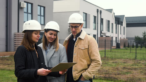 People-with-hardhats-talking-outdoors