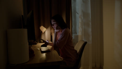 Girl-using-smartphone-in-front-of-the-PC