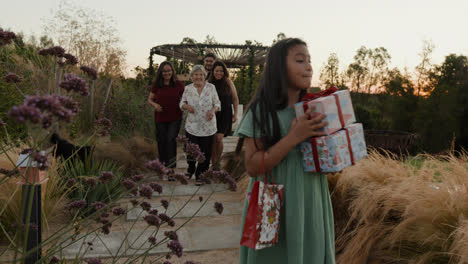 Familia-Con-Regalos