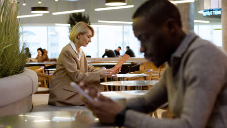 People-sitting-at-the-restaurant