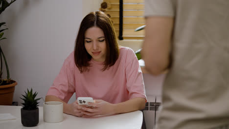 Mujer-Usando-Un-Teléfono-Inteligente-En-Casa