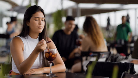 Joven-Hablando-Con-Chica