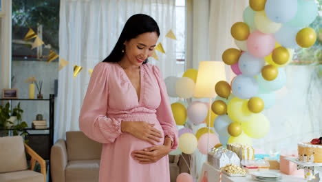 Pregnant-woman-looking-at-the-camera