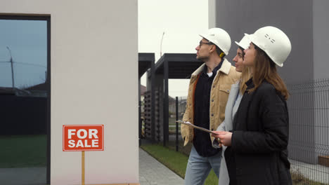 People-with-hardhats-talking-outdoors