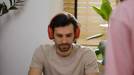 Hombre-Con-Auriculares-Usando-Una-Computadora-Portátil