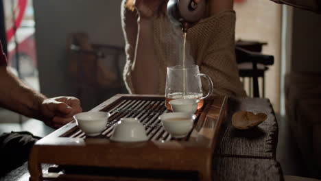 Waitress-pouring-tea-in-a-jar