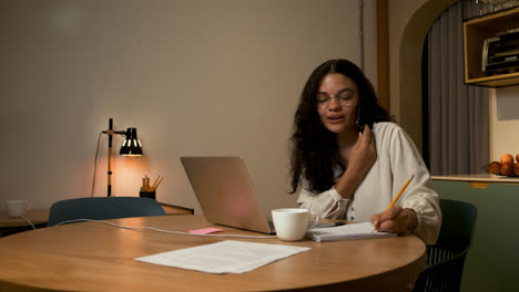 Mujer-Latina-Trabajando-En-Casa