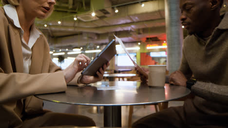 Couple-sitting-at-the-restaurant