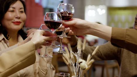 Amigos-Pasando-Un-Buen-Rato-En-El-Restaurante