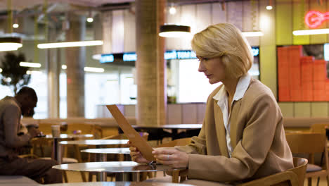 Woman-sitting-at-the-restaurant