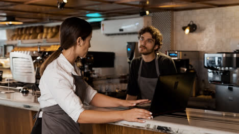 Baristas-working-in-coffee-shop