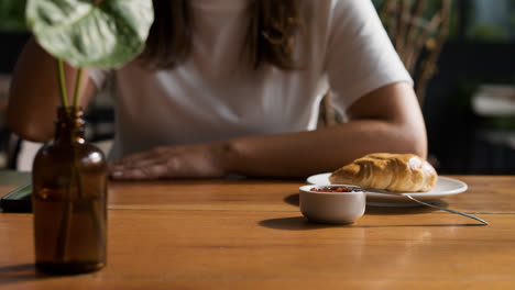 Mujer-Desayunando