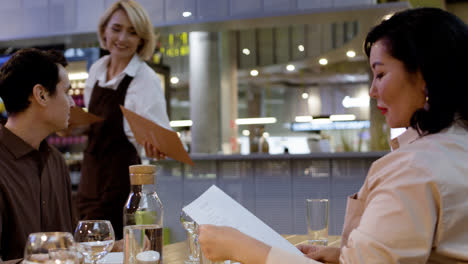 Schönes-Paar-Beim-Mittagessen-Im-Restaurant