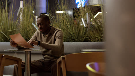 Man-sitting-at-the-restaurant