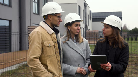 People-with-hardhats-talking-outdoors