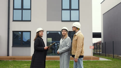 People-with-hardhats-talking-outdoors