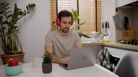 Man-with-headphones-using-laptop