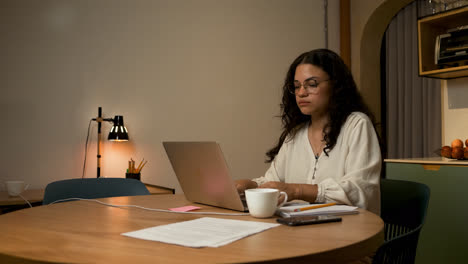 Mujer-Latina-Trabajando-En-Casa