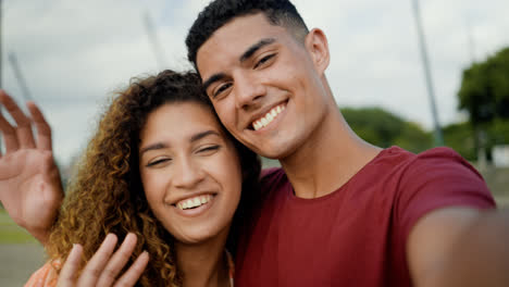 Couple-looking-at-the-camera