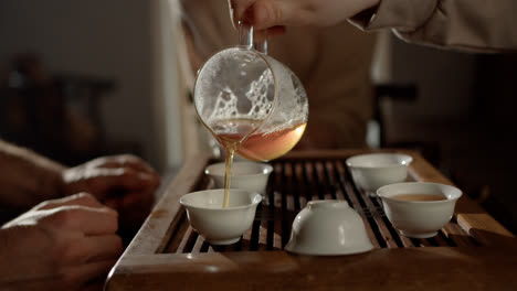 Waitress-pouring-tea-in-cups