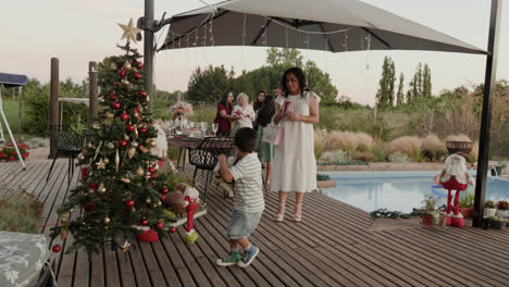 Familia-Con-Regalos