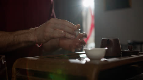 Hombre-Sirviendo-Té-En-Taza