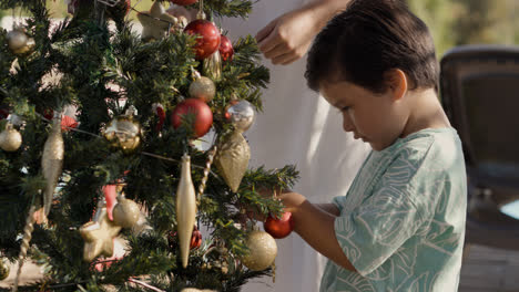 Familie,-Die-Den-Weihnachtsbaum-Schmückt