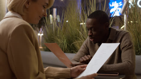 Couple-sitting-at-the-restaurant