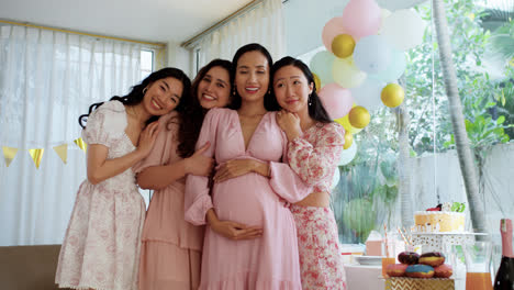 Pregnant-woman-with-friends