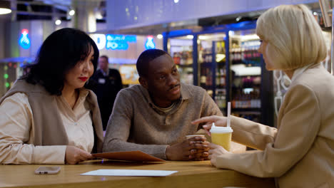 People-sitting-at-the-restaurant