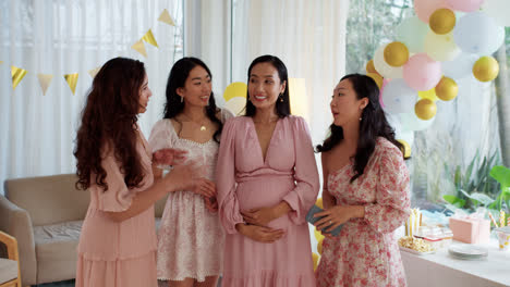 Pregnant-woman-with-friends