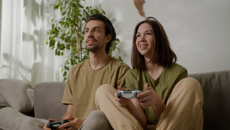 Couple-playing-videogames