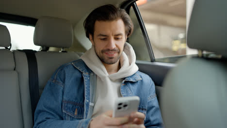 Mann-Reist-In-Einem-Auto