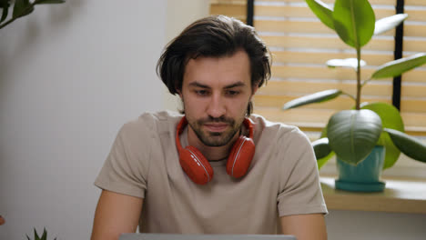 Man-with-headphones-using-laptop