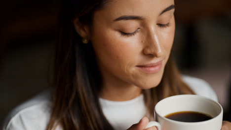 Woman-drinking-coffee