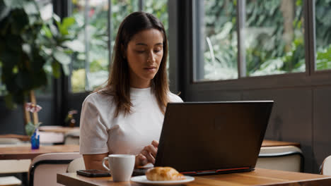 Mujer-Trabajando-En-Computadora