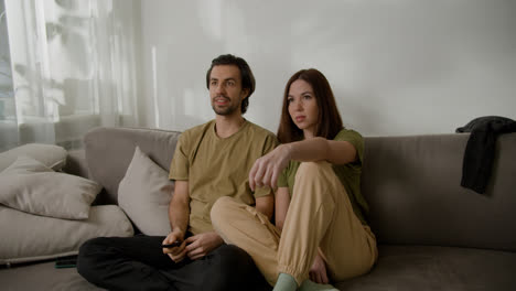 Pareja-Sentada-En-El-Sofa