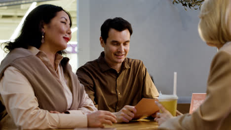 People-sitting-at-the-restaurant