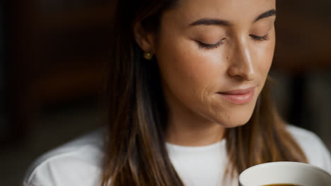 Mujer-Bebiendo-Cafe