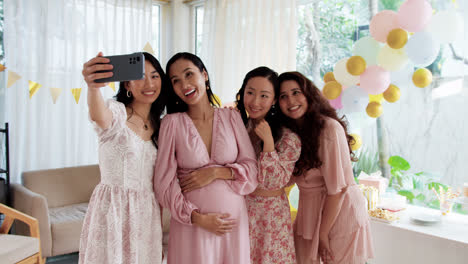 Pregnant-woman-with-friends