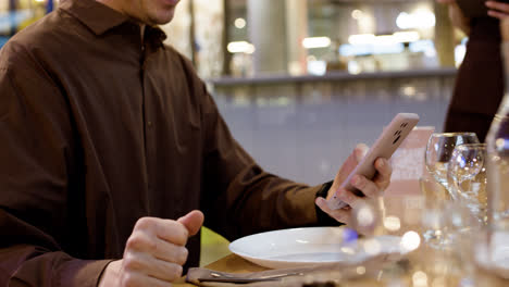 Waitress-attending-table-with-tablet