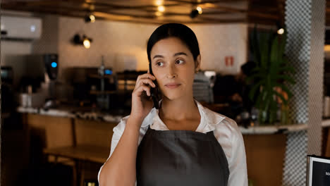 Mujer-Usando-Teléfono-Móvil