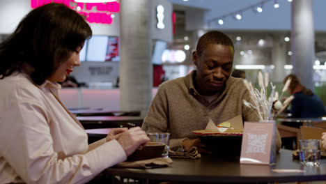 Amigos-Conversando-En-El-Restaurante