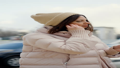 Mujer-Feliz-En-La-Calle