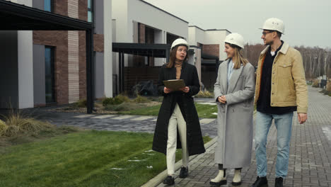 People-with-hardhats-talking-and-walking-outdoors