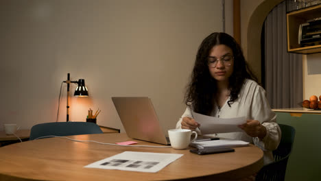 Young-woman-working-at-home