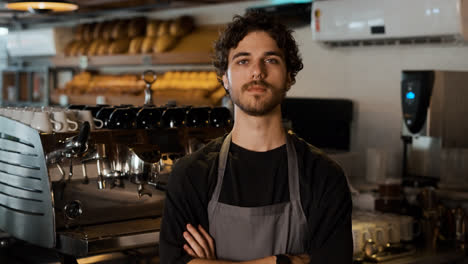 Barista-Schaut-In-Die-Kamera