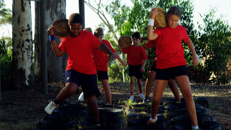 Entrenador-Entrenando-A-Niños-En-El-Campo-De-Entrenamiento.