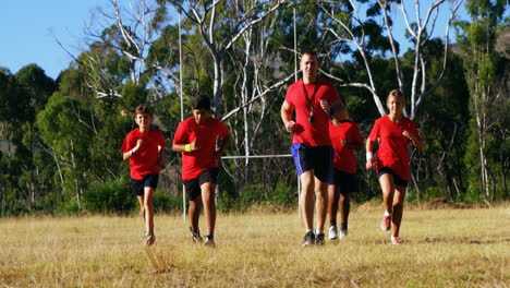 Entrenador-Entrenando-A-Niños-En-El-Campo-De-Entrenamiento.