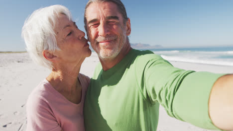 Pareja-Caucásica-Mayor-Disfrutando-Del-Tiempo-En-La-Playa